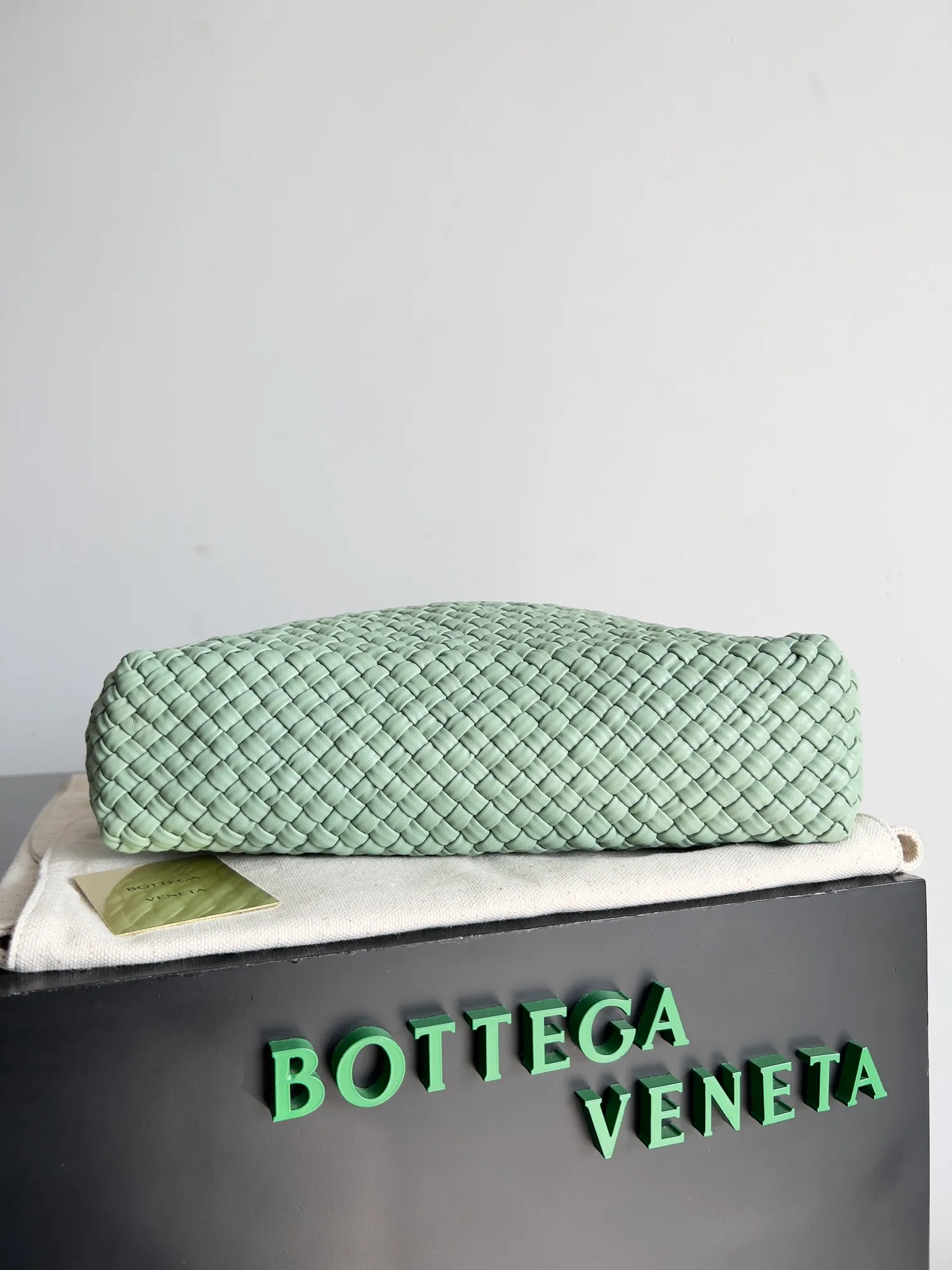 Batch 5760 BV collectible small woven handbags are really YYDS!! Bottega Veneta’s most classic small woven handbags are back! ! We use the highest quality leather with the highest craftsmanship❤️ to create the most expensive works. We have created the original Intrecciato leather weaving process❤️ This unique traditional exclusive leather weaving method has not only become our logo but also reflects the time-consuming and labor-intensive craftsmanship of our products❤️ The new TOSCA handbag must be a selection worth collecting🆕 Style number: 716974 Size: 27*9*18cm